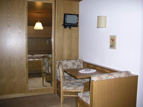 Hotel Garni Soreie Pozza di Fassa Bilik gambar