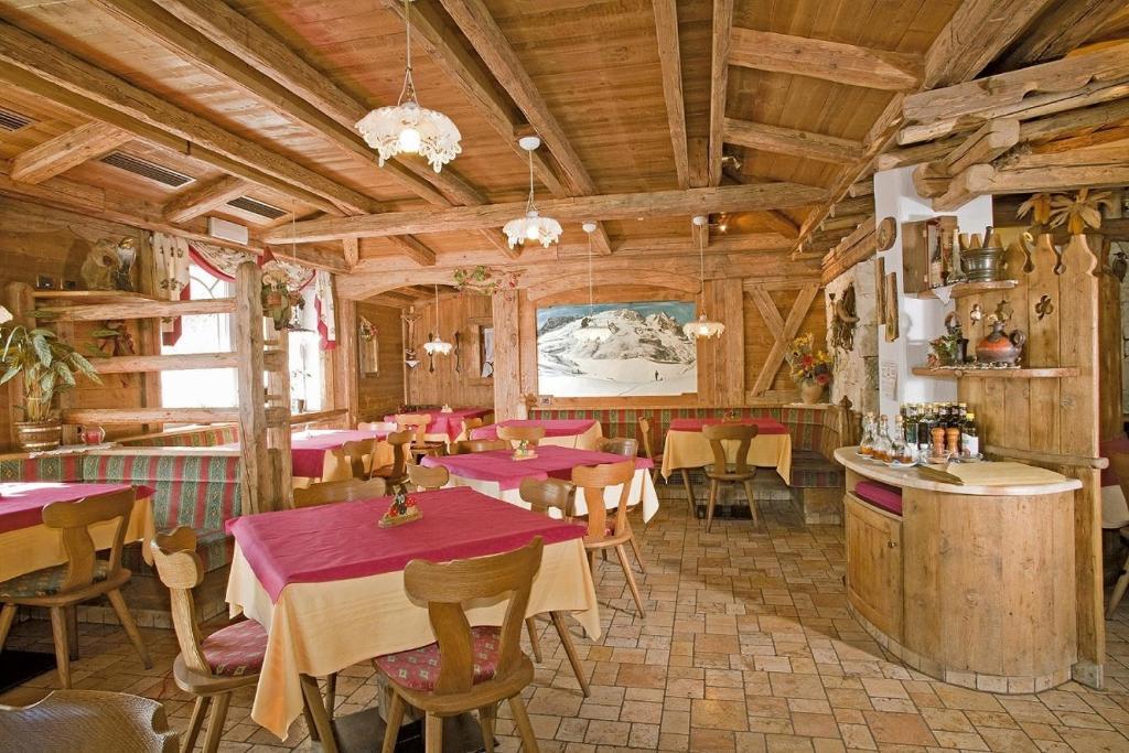 Hotel Garni Soreie Pozza di Fassa Luaran gambar
