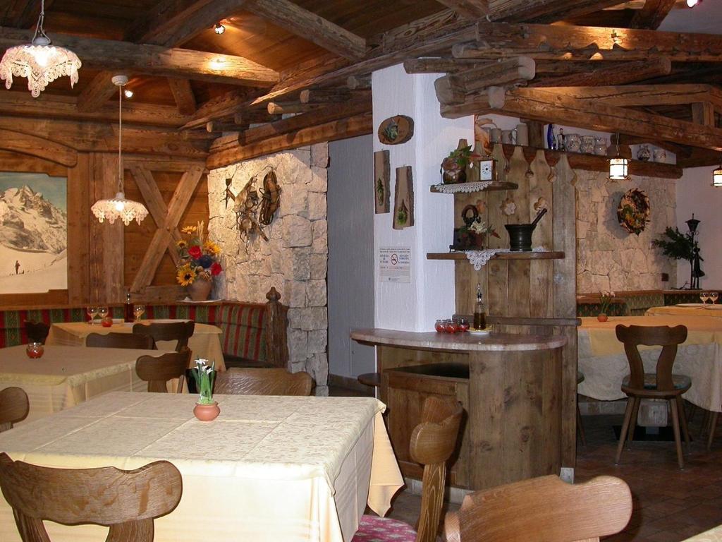 Hotel Garni Soreie Pozza di Fassa Luaran gambar