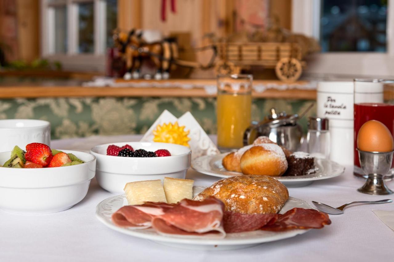 Hotel Garni Soreie Pozza di Fassa Luaran gambar