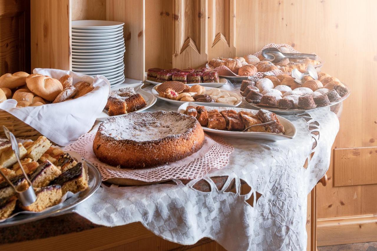 Hotel Garni Soreie Pozza di Fassa Luaran gambar